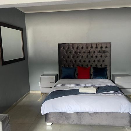 Ubuntu Lifestyle Estate Hotel Krugersdorp Buitenkant foto